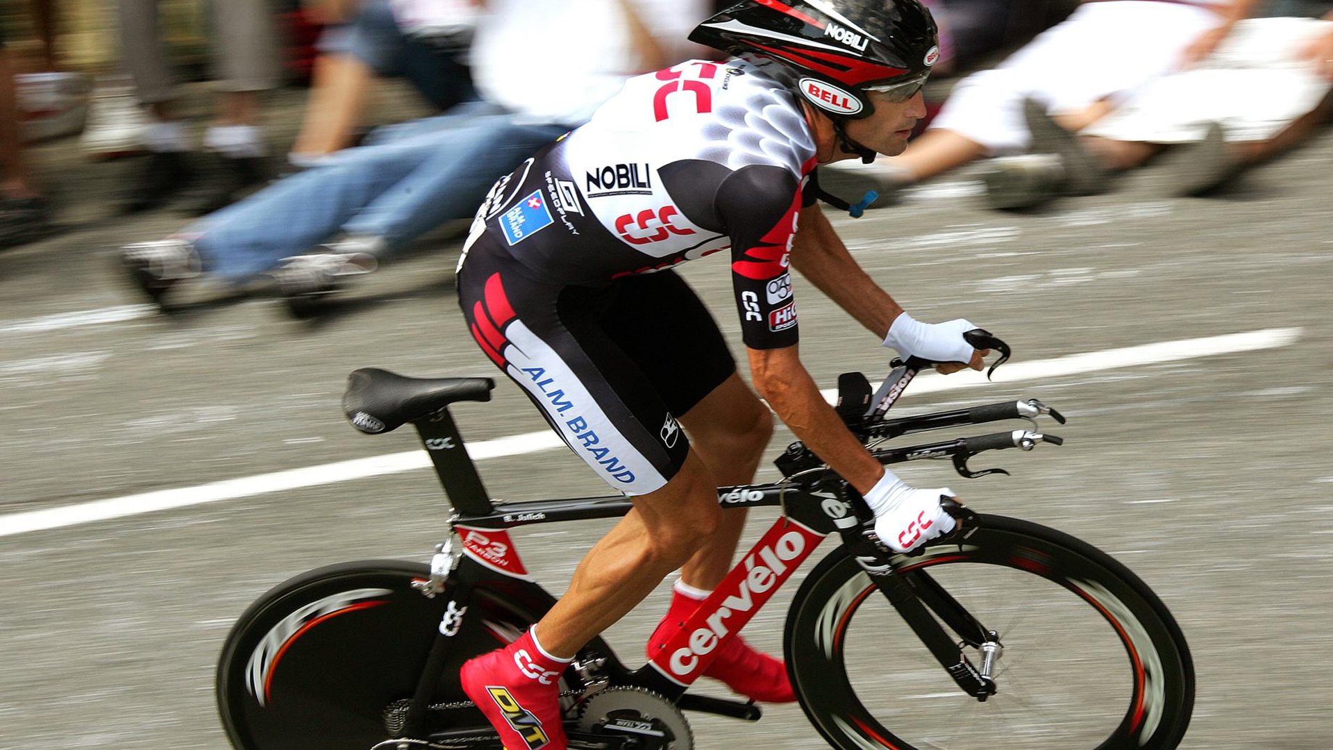 欧冠最新形势：洛杉矶湖人高居榜首，广厦男篮强势追赶，冠军归属成迷